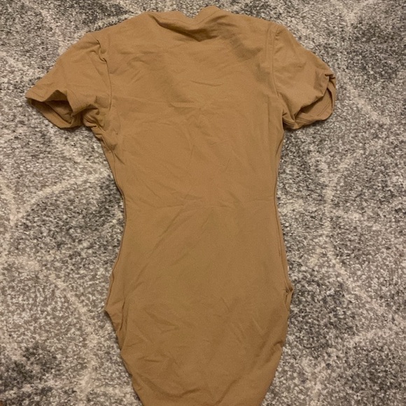 Skims body suit. No tags but just haven’t worn it - Picture 2 of 3